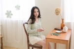พร้อมส่ง  - Knit & co เสื้อถักแขนยาวลายดอกไม้ สีครีม