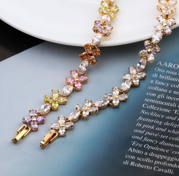 สร้อยข้อมือทอง 18K Gold Filled ประดับเพชร CZ ดีไซน์ดอกไม้ สีของเพชรแบบ clear dia สร้อยข้อมือทอง 18K Gold Filled ประดับเพชร CZ ดีไซน์ดอกไม้ สีของเพชรแบบ clear dia