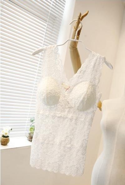 พร้อมส่ง เสื้อกล้ามลูกไม้คอวี สีขาว พร้อมส่ง เสื้อกล้ามลูกไม้คอวี สีขาว