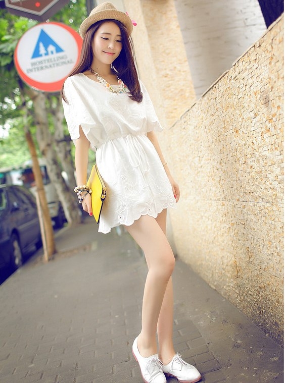 พร้อมส่ง ชุดกระโปรงสั้นปักลายสีขาว แนว retro