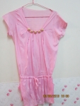 เสื้อแฟชั่น สีชมพู ผ้ามัน ตกแต่งกระดุมทองรอบคอเสื้อ