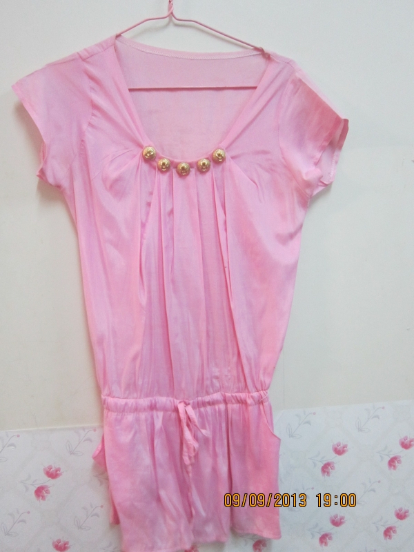เสื้อแฟชั่น สีชมพู ผ้ามัน ตกแต่งกระดุมทองรอบคอเสื้อ