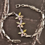 สร้อยข้อมือทองคำขาวประดับเพชร CZ สวิสสีหวาน ดีไซน์ดอกไม้ น่ารักมากๆ ค่ะ
