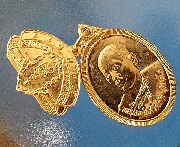 เหรียญรุ่นพิเศษกะไหล่ทองหลวงพ่อทวีศักดิ์(เสือดำ) วัดศรีนวลธรรมวิมล กรุงเทพ ขายแล