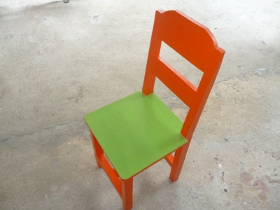เก้าอี้ไม้สนผนักพิงตรงทำสี