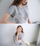 แมกซี่เดรสลูกไม้ซีทรูมาพร้อมเสื้อตัวในสีเทา