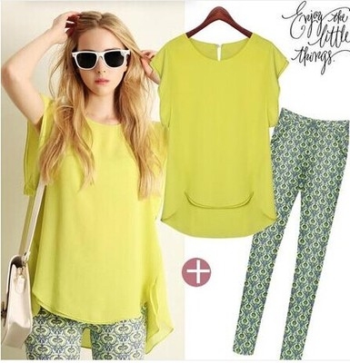 เสื้อชีฟองแขนสั้นฤดูร้อนสีเหลืองสด จัดสชุดกับกางเกงสูทลายคลาสิคพักผ่อนสีเขียวเหล