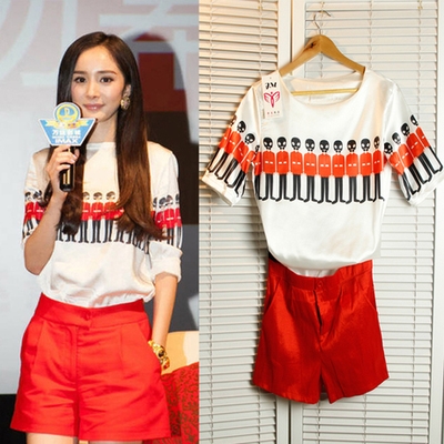 เสื้อชุด กางเกงขาสั้นสีแดงสด เสื้อแขนสั้นสีขาว แต่งลายเครื่องแบบทหาร แฟชั่นเกาหล