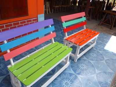 เก้าอี้ไม้สนพนักพิงเอียงทำสียาว1เมตร เก้าอี้ไม้สนพนักพิงเอียงทำสียาว1เมตร