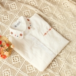ES5709003เสื้อเชิ้ตผู้หญิง สีขาว แต่งลายปะดอกไม้คอ กระเป๋าหน้าอก แขนยาว กระดุมหน