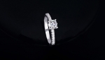 แหวนทองคำขาว 18k white gold plated ประดับเพชร CZ เกรดพรีเมี่ยมดีไซน์ยอดนิยม สวยหรูมากค่ะ