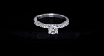แหวนทองคำขาว 18k white gold plated ประดับเพชร CZ เกรดพรีเมี่ยมดีไซน์ยอดนิยม สวยหรูมากค่ะ