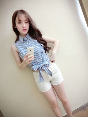 เสื้อแขนกุด  ปกเชิ้ต ผูกโบว์ ลายทาง ฟ้าขาว ใส่สบายๆ แฟชั่นเกาหลี  (พรีออเดอร์)