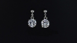 ต่างหูทองคำขาว 18k white gold plated ห้อยด้วยเพชร CZ เกรดพรีเมี่ยมขนาด 8mm. 2ct.