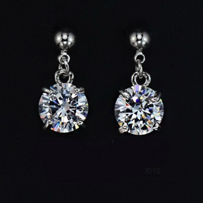 ต่างหูทองคำขาว 18k white gold plated ห้อยด้วยเพชร CZ เกรดพรีเมี่ยมขนาด 8mm. 2ct.