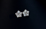 ต่างหูทองคำขาว 18K White Gold Plated ประดับเพชร CZ เกรดพรีเมี่ยมดีไซน์ดอกไม้