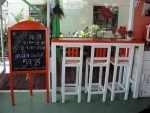 โต๊ะเก้าอี้บาร์ไม้สนแสนสวย ราคาถูก 1ชุดมีเก้าอี้ 3ตัวเหมาะทำร้านกาแฟ