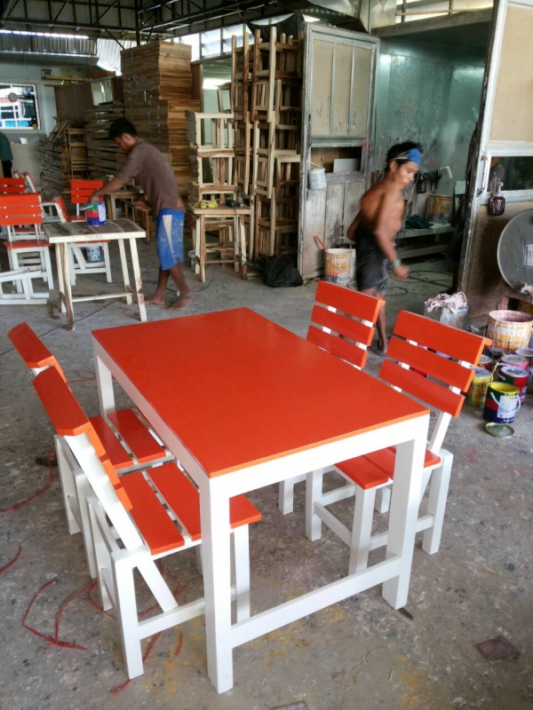โต๊ะไม้สนเก้าอี้พิงเอียงจามจุรี โต๊ะไม้สนเก้าอี้พิงเอียงจามจุรี