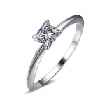 แหวนทองคำขาวประดับเพชร CZ เจียระไนเหลี่ยมขนาด 0.63ct. 5 มม. น่ารักมากๆ ค่ะ