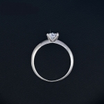 แหวนทองคำขาวประดับเพชร CZ เจียระไนเหลี่ยมขนาด 0.63ct. 5 มม. น่ารักมากๆ ค่ะ