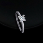 แหวนทองคำขาวประดับเพชร CZ เจียระไนเหลี่ยมขนาด 0.63ct. 5 มม. น่ารักมากๆ ค่ะ