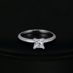 แหวนทองคำขาวประดับเพชร CZ เจียระไนเหลี่ยมขนาด 0.63ct. 5 มม. น่ารักมากๆ ค่ะ