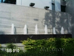 น้ำพุฮวงจุ้ย ด้านหน้าอาคาร Santhanat Building