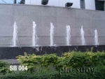 น้ำพุฮวงจุ้ย ด้านหน้าอาคาร Santhanat Building