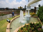 น้ำพุแต่งสวน ที่ หน้าโครงการหมู่บ้าน ร่มรื่น กรีน พาร์ค