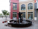 น้ำพุประติมากรรม พานทองเหลือง ที่ The Walk