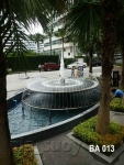 บ่อน้ำพุรูปดวงตา หน้าอาคาร Belle Avenue  อยู่ด้านหลัง เซ็นทรัลพระราม 9