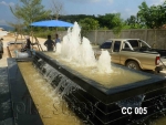 บ่อน้ำพุเกาะกลางถนน ที่ CC&C Garment ที่ แม่สอด