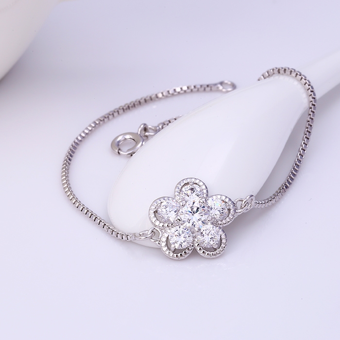 สร้อยข้อมือทองคำขาว 18k white gold filled กลางตัวเรือนประดับเพชร CZ ดีไซน์ดอกไม้ สร้อยข้อมือทองคำขาว 18k white gold filled กลางตัวเรือนประดับเพชร CZ ดีไซน์ดอกไม้
