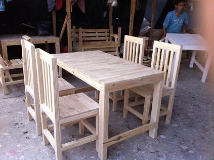 โต๊ะไม้สนเหมาะสำหรับร้านอาหารจากโรงงาน
