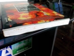 สมุดปกดำกับใบไม้สีแดง