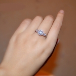 แหวนทองคำขาว 18k white gold plated ประดับเพชร CZ เม็ดหลักขนาด 075 ct. เกรดพรีเมี่ยม ดีไซน์สุดหรู