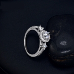 แหวนทองคำขาว 18k white gold plated ประดับเพชร CZ เม็ดหลักขนาด 075 ct. เกรดพรีเมี่ยม ดีไซน์สุดหรู