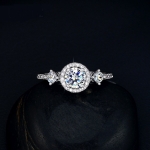 แหวนทองคำขาว 18k white gold plated ประดับเพชร CZ เม็ดหลักขนาด 075 ct. เกรดพรีเมี่ยม ดีไซน์สุดหรู