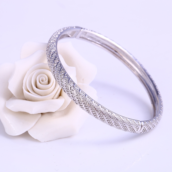 กำไลข้อมือทองคำขาว 18k white gold filled ประดับเพชร CZ ดีไซน์หรู