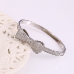 กำไลข้อมือทองคำขาว 18k white gold filled ดีไซน์สวยด้วยเพชร CZ ประดับรอบชิ้นริบบิ้น เปล่งประกาย