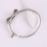 กำไลข้อมือทองคำขาว 18k white gold filled ดีไซน์สวยด้วยเพชร CZ ประดับรอบชิ้นริบบิ้น เปล่งประกาย