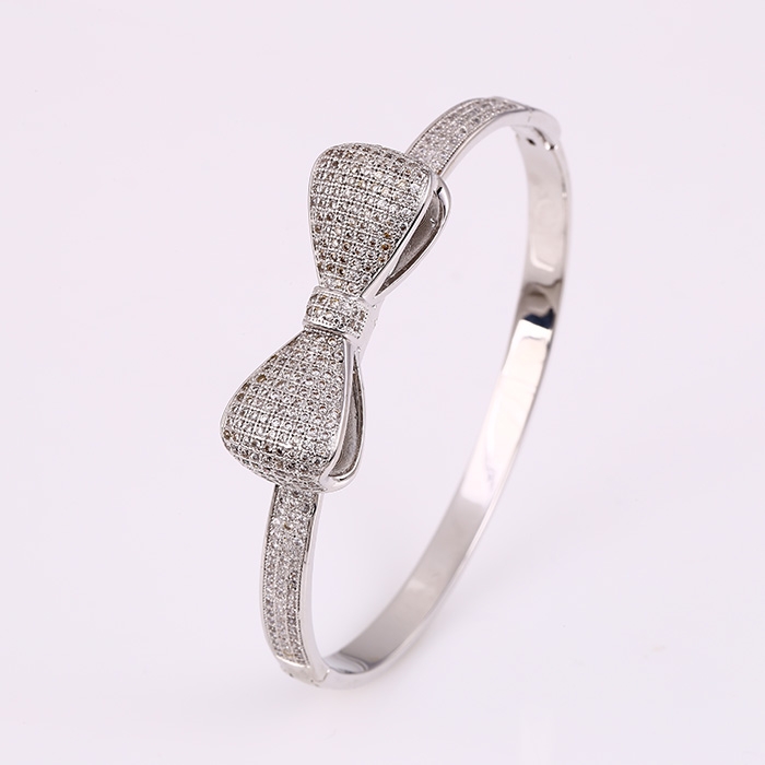 กำไลข้อมือทองคำขาว 18k white gold filled ดีไซน์สวยด้วยเพชร CZ ประดับรอบชิ้นริบบิ