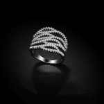 แหวนทองคำขาว 18k white gold แบบ electro-plating ประดับด้วยเพชร CZ ดีไซน์สุดหรู
