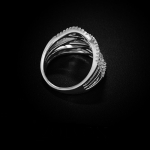 แหวนทองคำขาว 18k white gold แบบ electro-plating ประดับด้วยเพชร CZ ดีไซน์สุดหรู