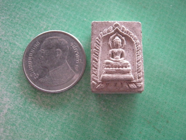 ผงขนาดเล็กพระพุทธมีซุ้มมีประภามณฑล