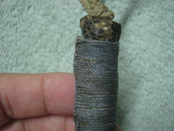 ตะกรุดเนื้อฝาบาตร-ตะกรุดทองแดงเถื่อน-หลอดทองถักปลายเชือกลูกสะกดเนื้อแร่