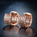 ต่างหูทองชมพู 18k pink gold plated ประดับเพชร CZ พร้อมฉลุลายกุหลาบรอบชิ้น