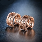 ต่างหูทองชมพู 18k pink gold plated ประดับเพชร CZ พร้อมฉลุลายกุหลาบรอบชิ้น