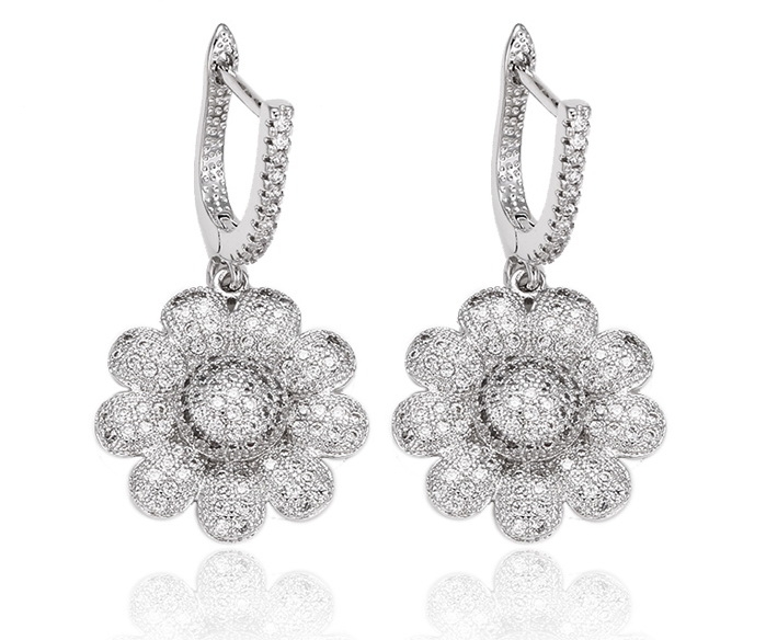 ต่างหูทองคำขาว 18k white gold filled ห้อยตุ้งติ้งดีไซน์ดอกไม้ประดับเพชร CZ สวยมา