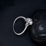 แหวนทองคำขาว 18k white gold plated ประดับเพชร CZ ขนาด 1.25 ct. เปล่งประกายสวยหรู